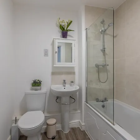 Holiday home Arundel - Luxurious, Homely & Dog Friendly With Parking Whitby