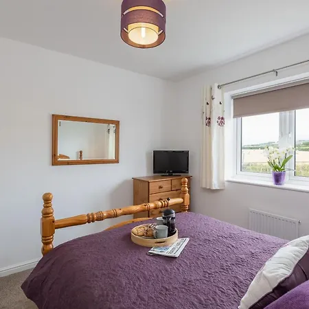 Arundel - Luxurious, Homely & Dog Friendly With Parking Holiday home Whitby